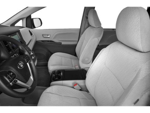 Used 2015 Toyota Sienna LE w/ Four Season Floor Mat Package image 9