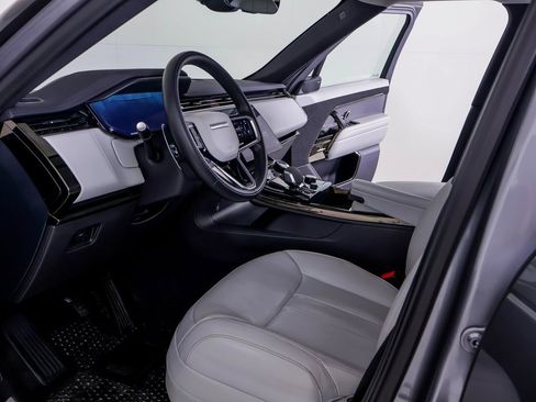 Used 2023 Land Rover Range Rover Sport SE image 4