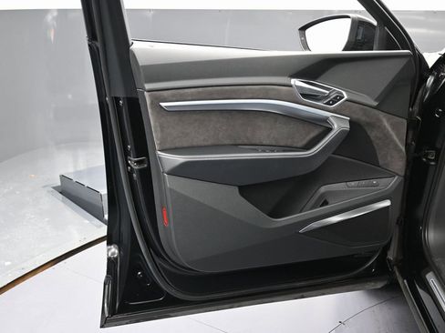 Used 2019 Audi e-tron Prestige w/ Prestige Package image 39