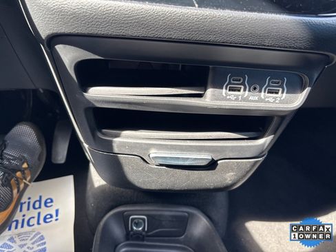 Used 2025 Chrysler Pacifica Select image 71