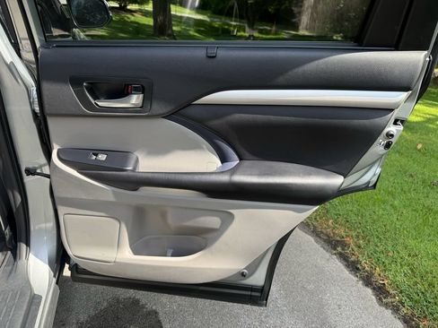 Used 2019 Toyota Highlander XLE FWD image 36