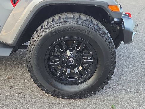 Used 2018 Jeep Wrangler Unlimited Sahara AWD/4WD image 7