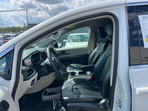 Used 2024 Chrysler Pacifica Touring-L FWD image 24