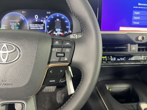 Used 2023 Toyota Crown Limited image 19