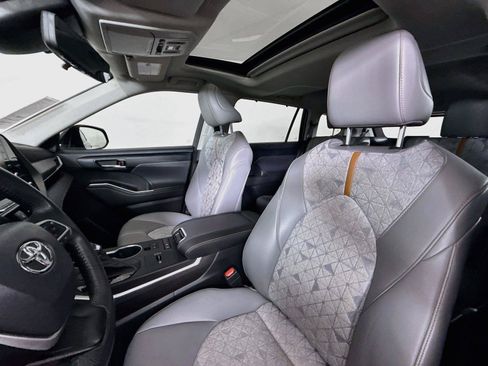 Used 2022 Toyota Highlander Bronze Edition FWD image 3
