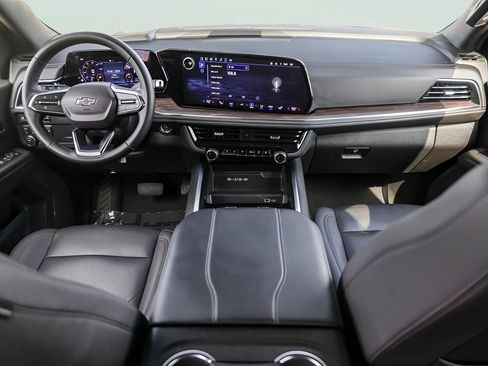 Used 2025 Chevrolet Suburban Z71 image 29