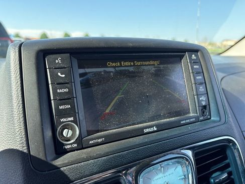 Used 2016 Chrysler Town & Country Touring w/ Driver Convenience Group image 22