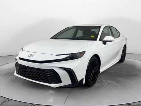 Used 2025 Toyota Camry SE image 3