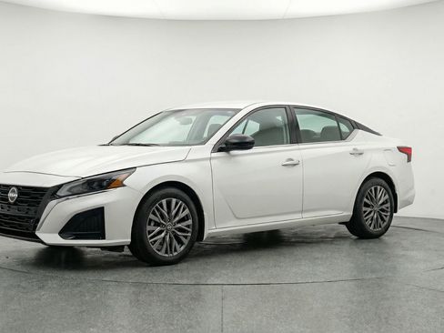 Used 2025 Nissan Altima 2.5 SV image 3