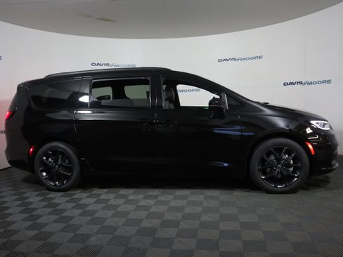 New 2026 Chrysler Pacifica Limited w/ S Appearance Package image 4