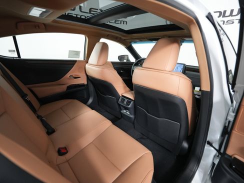 New 2025 Lexus ES 350 w/ Premium Package image 16