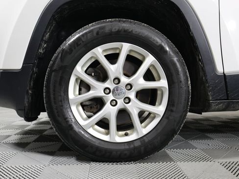 Used 2015 Jeep Cherokee Latitude w/ Cold Weather Group AWD/4WD image 9