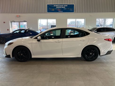 Used 2025 Toyota Camry SE image 8