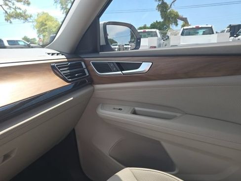 Used 2024 Volkswagen Atlas SE w/ Panoramic Sunroof Package FWD image 14