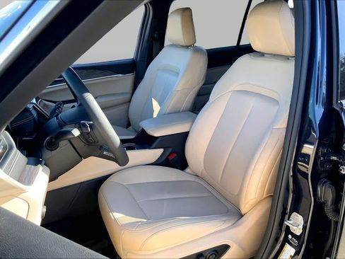 Used 2024 Jeep Grand Cherokee L Limited RWD image 8