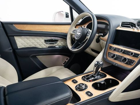 Certified 2023 Bentley Bentayga AWD/4WD image 28