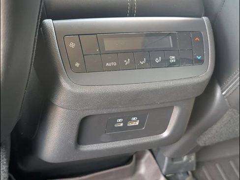 Used 2023 Nissan Pathfinder SL AWD/4WD image 17