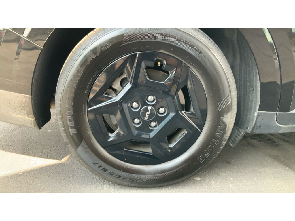 Used 2025 Kia Carnival FWD image 21