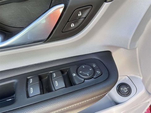 Used 2022 GMC Terrain SLE w/ Driver Convenience Package image 18