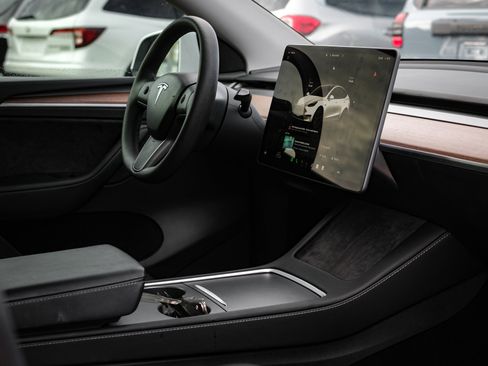 Used 2024 Tesla Model Y Long Range image 33