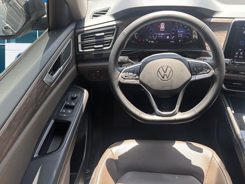 Used 2025 Volkswagen Atlas SEL AWD/4WD image 18