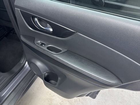 Used 2017 Nissan Rogue S image 32