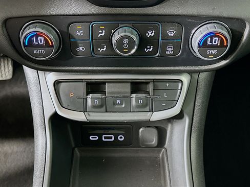 Used 2024 GMC Terrain SLT image 24