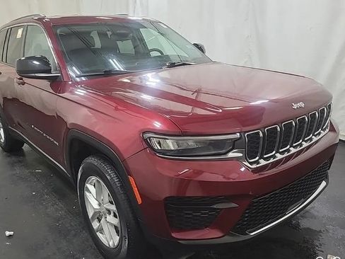 Used 2023 Jeep Grand Cherokee Laredo AWD/4WD image 5