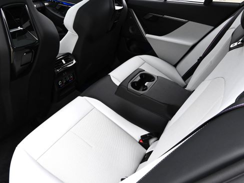 Used 2025 BMW M5 w/ Executive Package image 11