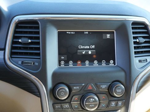 Used 2020 Jeep Grand Cherokee Laredo image 22