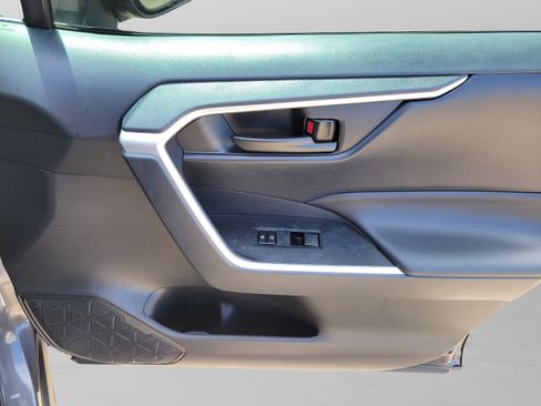 Used 2019 Toyota RAV4 LE FWD image 20
