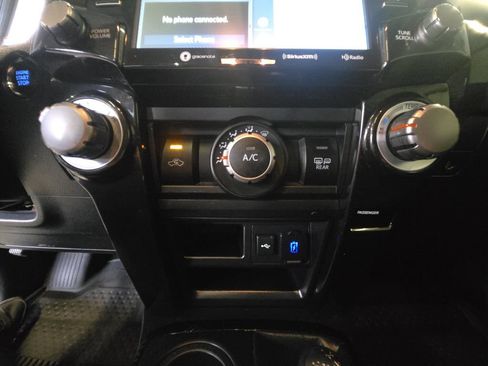 Used 2022 Toyota 4Runner TRD Off-Road Premium AWD/4WD image 17