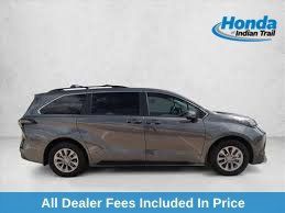 Used 2025 Toyota Sienna LE FWD image 1