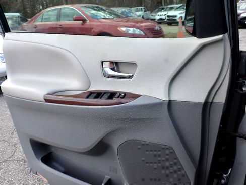 Used 2013 Toyota Sienna XLE image 17