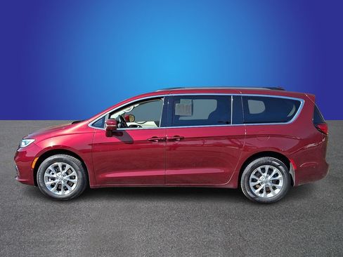 Used 2022 Chrysler Pacifica Touring-L w/ Uconnect Theater Family Group AWD/4WD image 7
