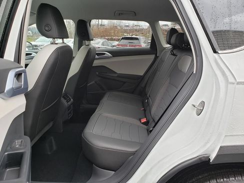 New 2026 Volkswagen Taos SE FWD image 7