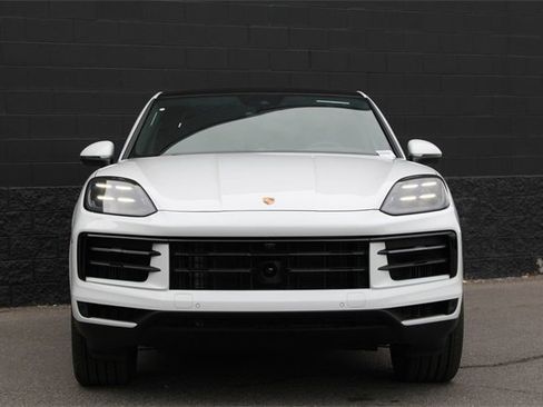 Used 2025 Porsche Cayenne Coupe image 6