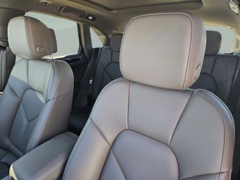 Certified 2025 Porsche Macan image 11