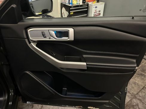 Used 2022 Ford Explorer Limited w/ Equipment Group 301A AWD/4WD image 16