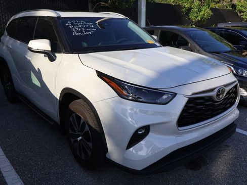 Used 2022 Toyota Highlander XLE AWD/4WD image 6