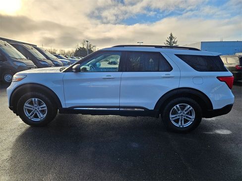 Used 2021 Ford Explorer XLT w/ Equipment Group 202A image 4