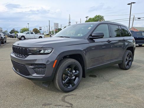 New 2025 Jeep Grand Cherokee Altitude image 2