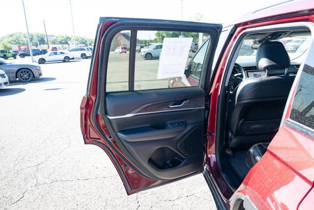 Used 2023 Jeep Grand Cherokee Limited RWD image 11