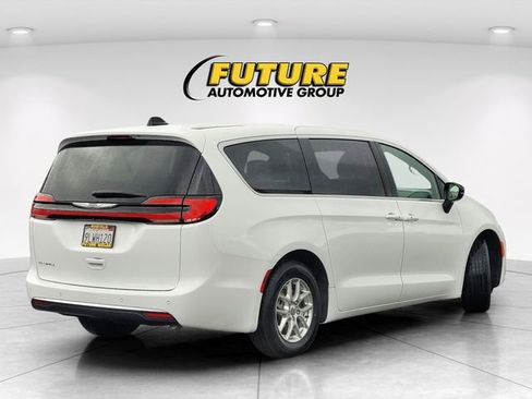 Used 2024 Chrysler Pacifica Touring image 4