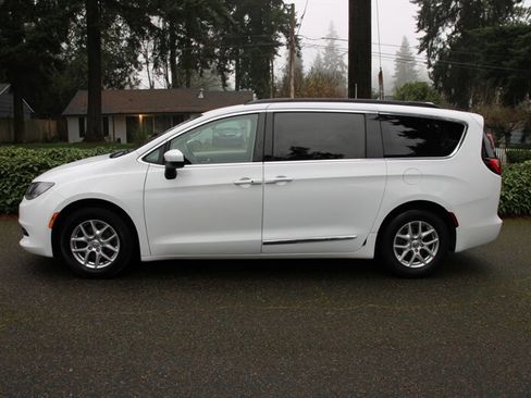 Used 2020 Chrysler Voyager Lxi image 13