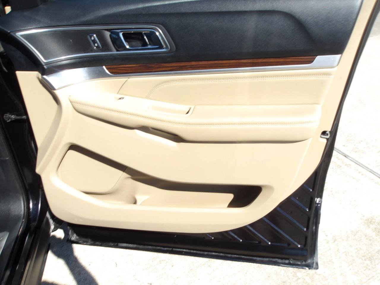 Used 2016 Ford Explorer Limited w/ Equipment Group 301A FWD image 9