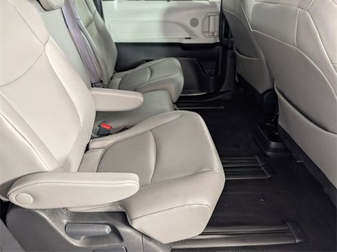 Used 2025 Toyota Sienna XLE image 31