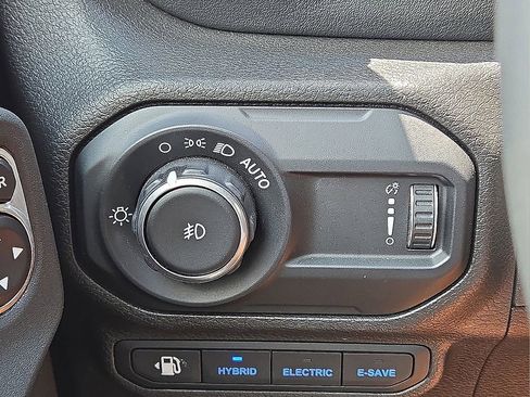 Used 2023 Jeep Wrangler Unlimited Sahara image 32