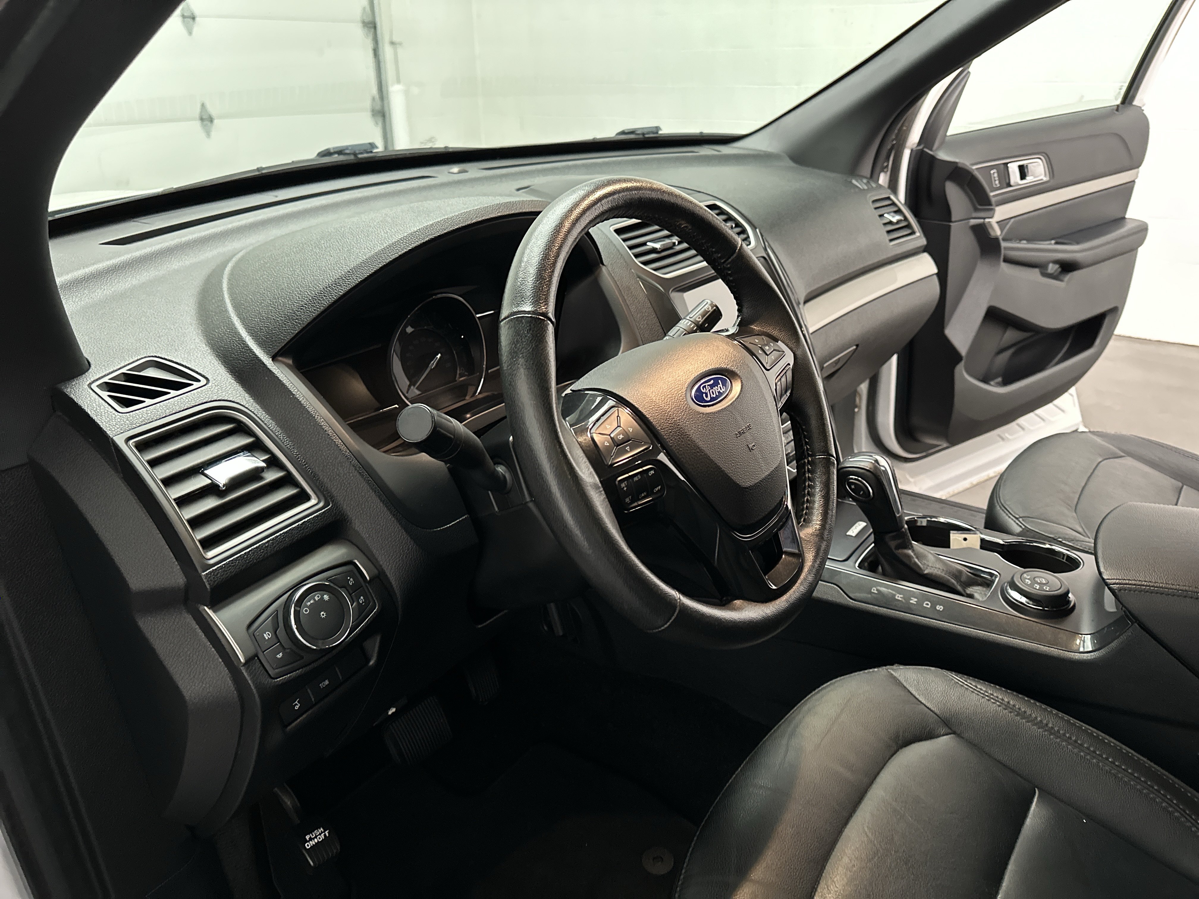 Used 2018 Ford Explorer XLT w/ Equipment Group 202A AWD/4WD image 18