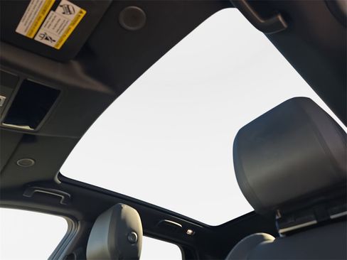 Certified 2025 Land Rover Discovery Sport Dynamic SE image 30